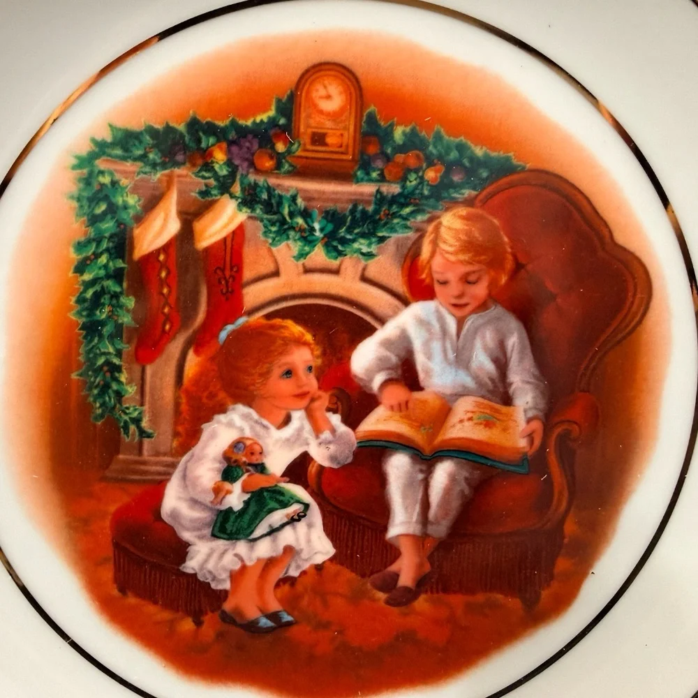 1983 AVON “Enjoying the Night Before Christmas” Collector Plate w/22K Gold Trim